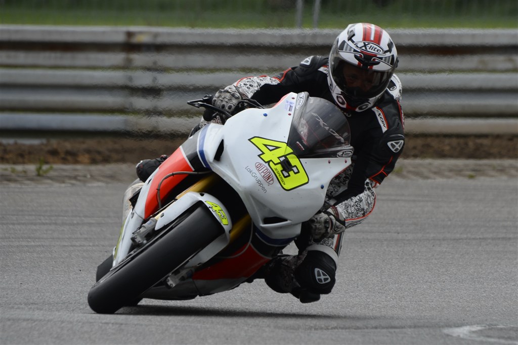 Jan Jespersen blev en meget suveræn vinder af SuperBike-klassen og kom et stort skridt tættere et Danmarksmesterskab
(Foto: Morten Alstrup)